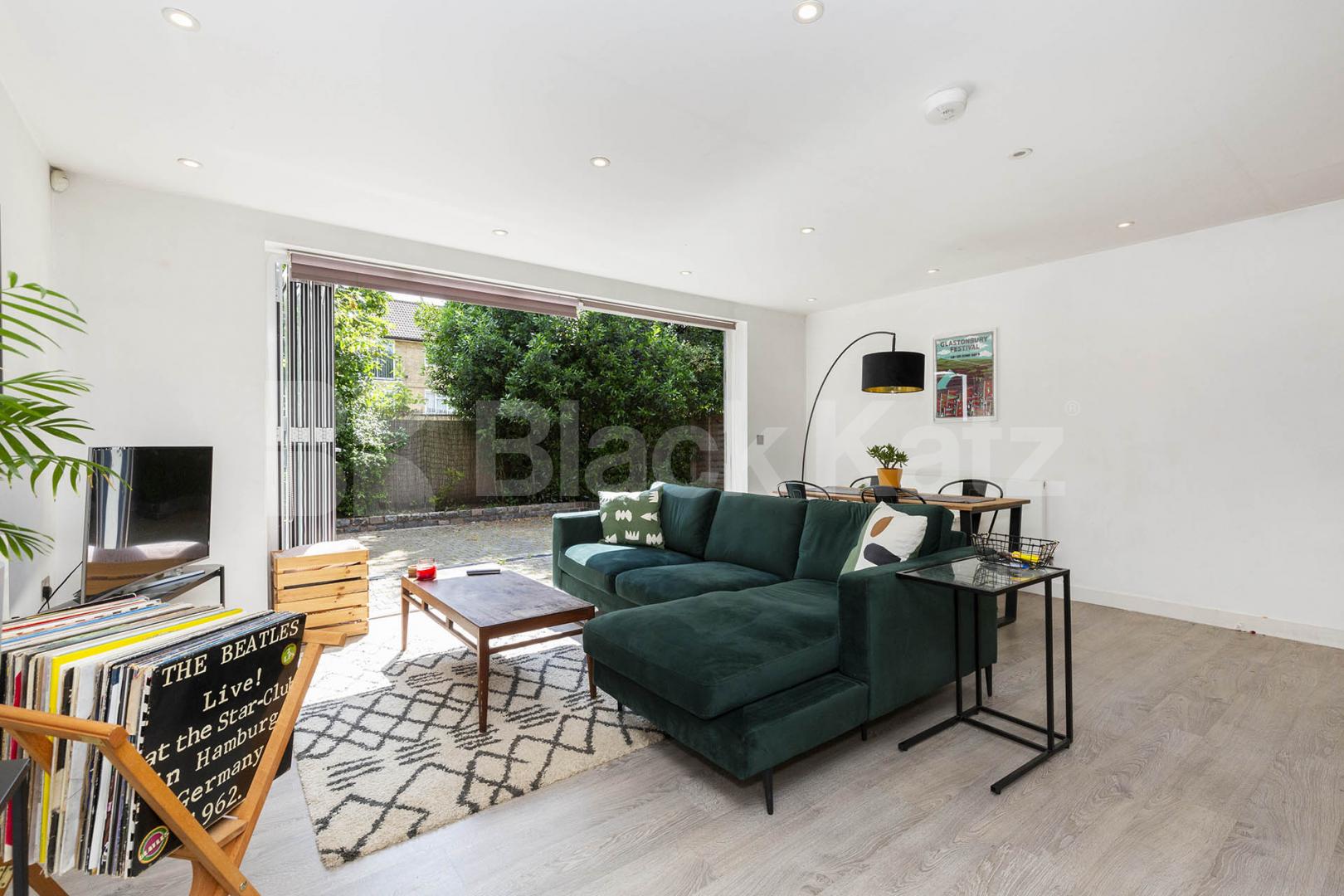 Stunning three double bedroom property with garden mins to tube Avenue Road, South Tottenham